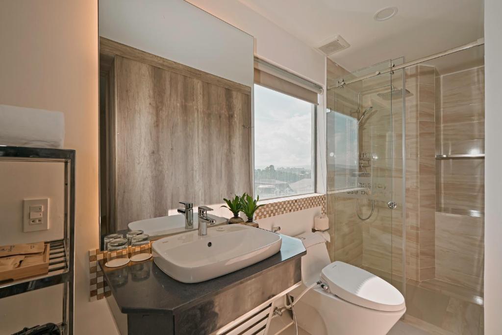 Phòng tắm tại California Hotel