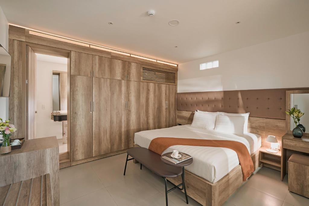 Giường trong phòng chung tại California Hotel