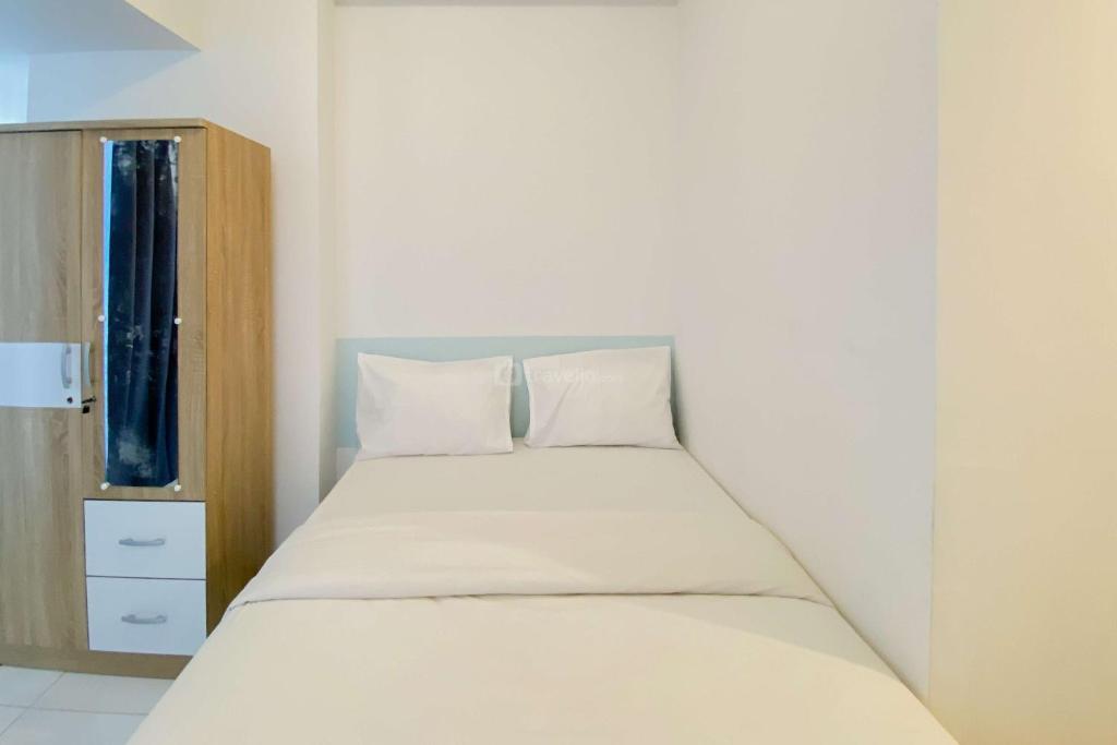 Ένα ή περισσότερα κρεβάτια σε δωμάτιο στο Fully Furnished and Modern Studio at Tokyo Riverside Apartment PIK 2 By Travelio