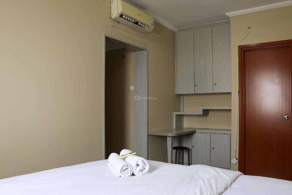 Comfort Living 3BR at Grand Palace Kemayoran Apartment By Travelio - Apartamento De Tres Dormitorios