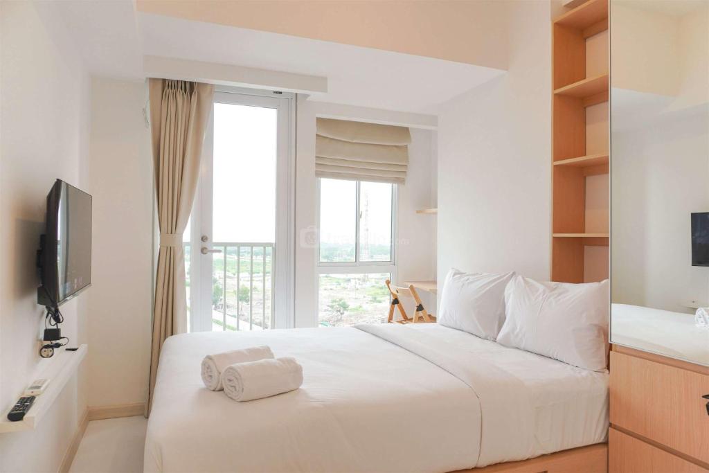 RawalembangCozy Living Studio (No Kitchen) Tokyo Riverside PIK 2 Apartment By Travelio的一间带大床和窗户的白色卧室