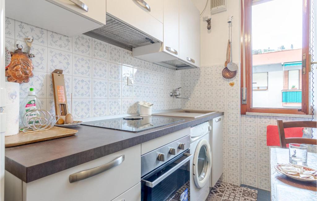 Kuchyňa alebo kuchynka v ubytovaní 1 Bedroom Lovely Apartment In Rapallo