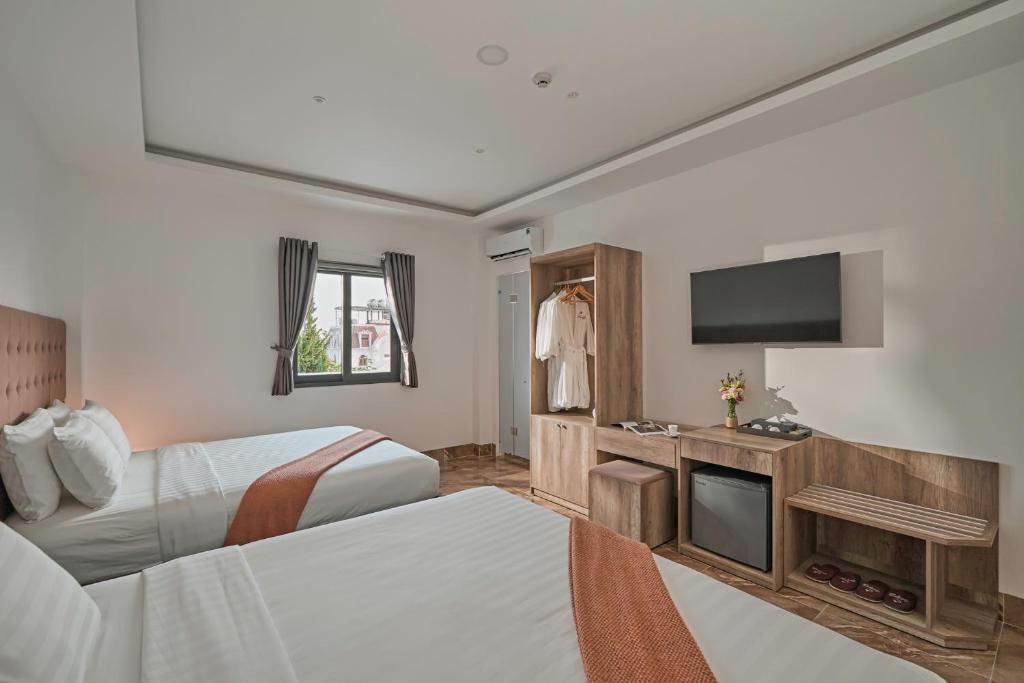 Giường trong phòng chung tại California Hotel