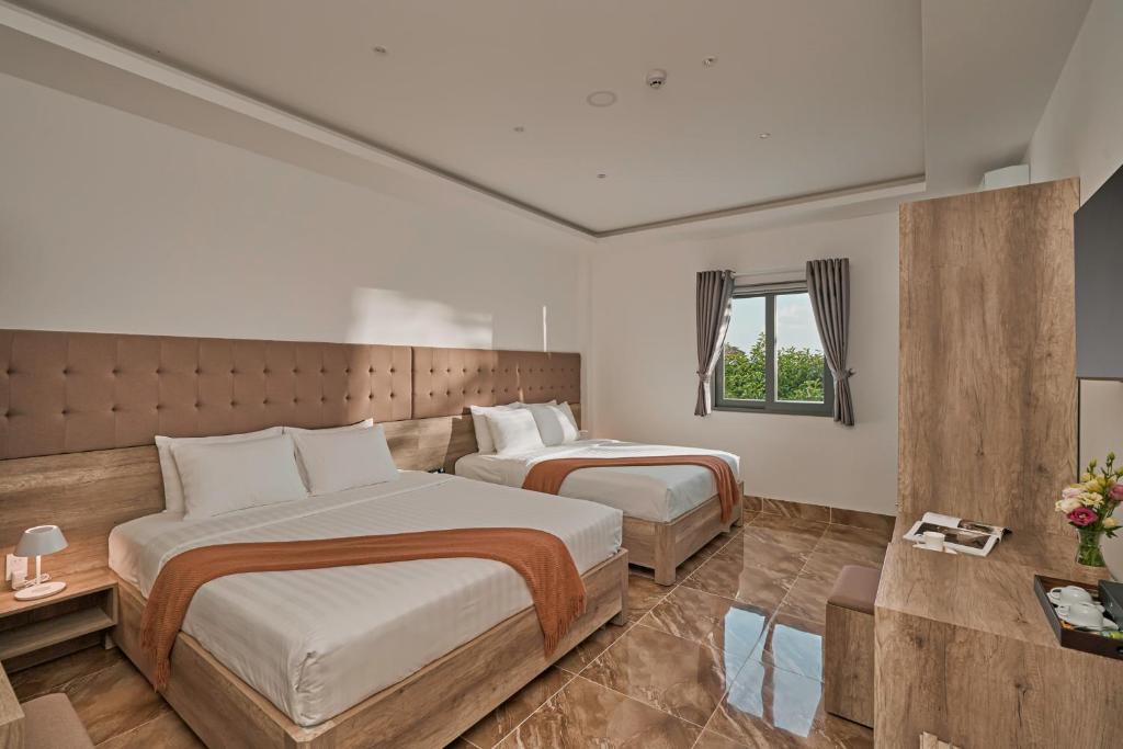 Giường trong phòng chung tại California Hotel