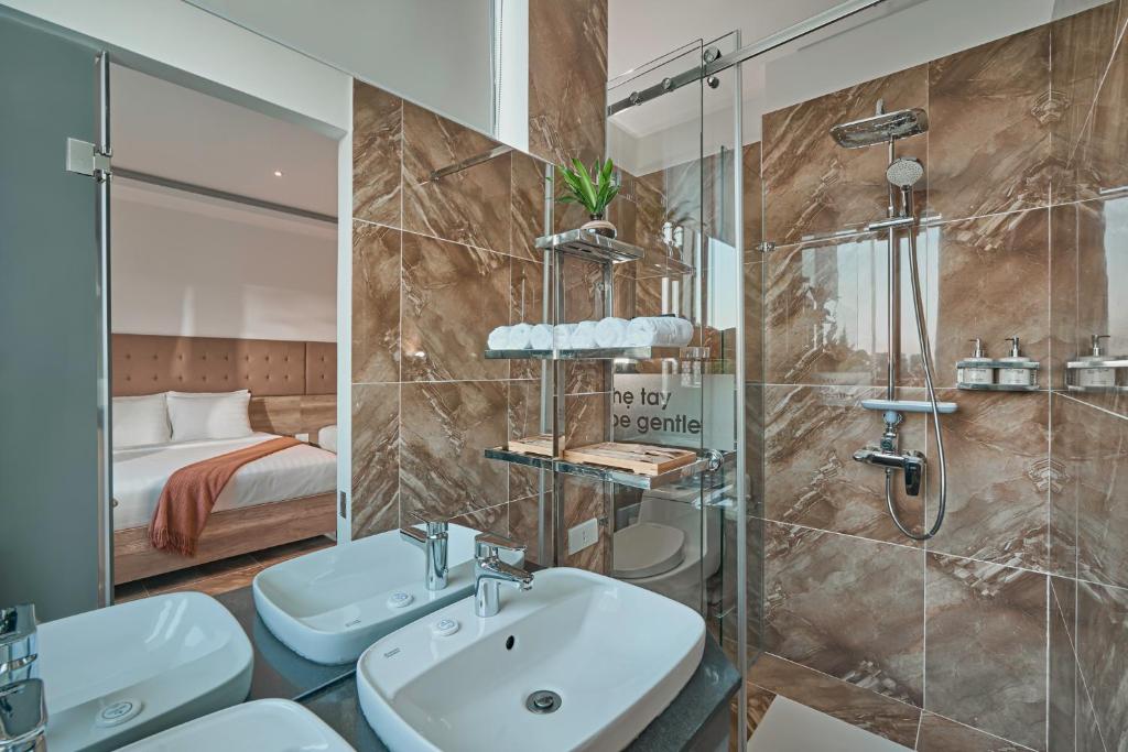 Phòng tắm tại California Hotel