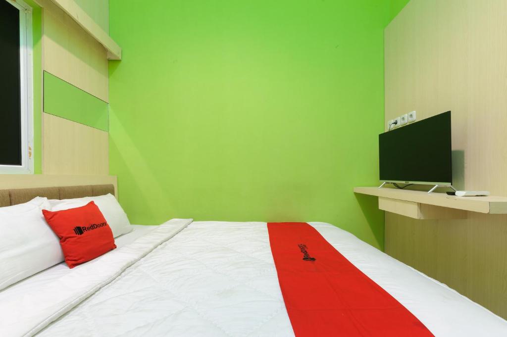 TV a/nebo společenská místnost v ubytování RedDoorz near Stasiun Palmerah