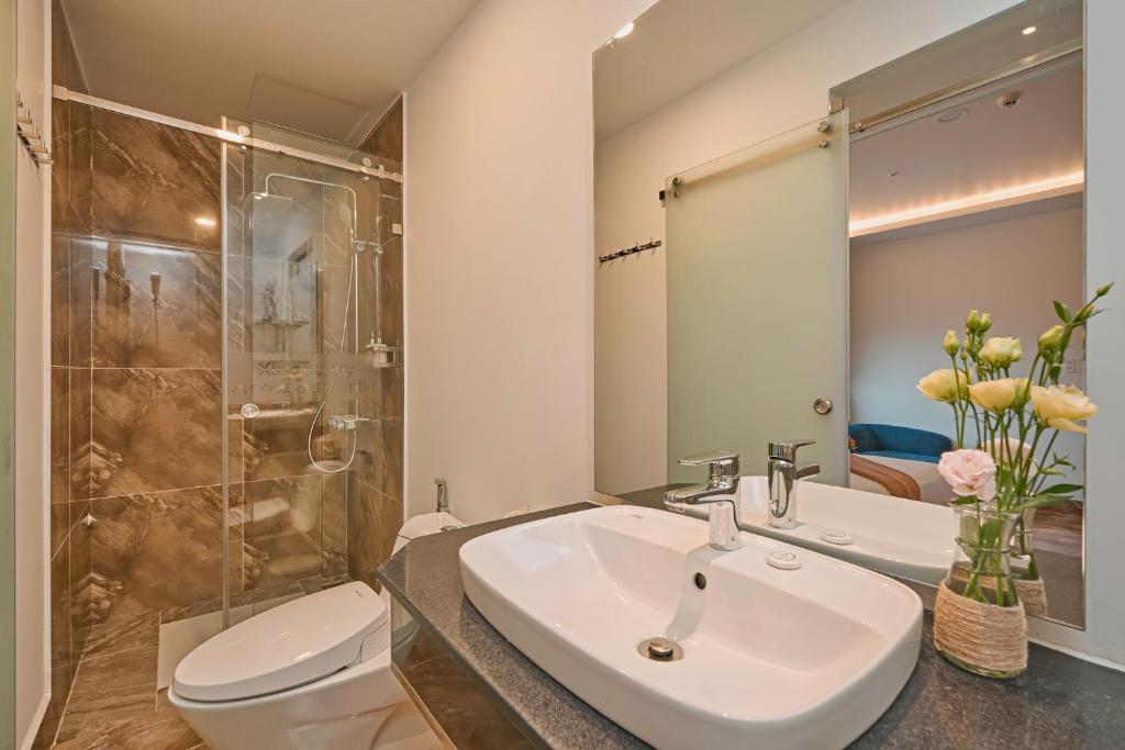 Phòng tắm tại California Hotel