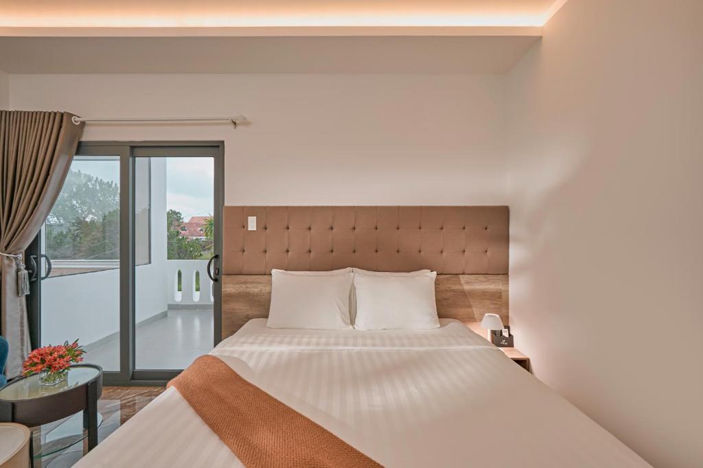 Giường trong phòng chung tại California Hotel
