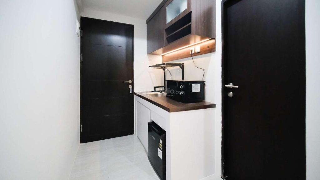 Modern and Simple Studio (No Kitchen) Apartment at Suncity Residence By Travelio, Sidoarjo ...