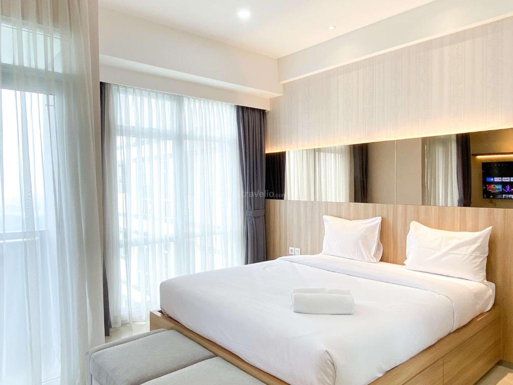 Postel nebo postele na pokoji v ubytování Cozy Living Studio at Vasanta Innopark Apartment By Travelio