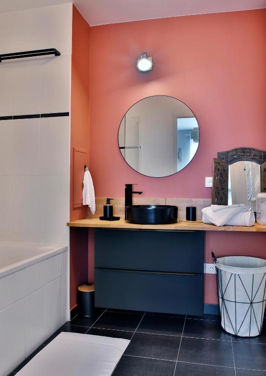 une salle de bain avec un lavabo et un miroir dans l'établissement 