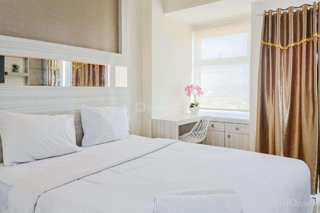 Ένα ή περισσότερα κρεβάτια σε δωμάτιο στο Comfort Stay Studio at Vida View Makassar Apartment By Travelio