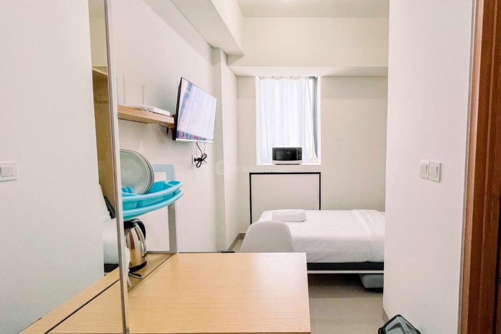 Un pat sau paturi într-o cameră la Restful Studio (No Kitchen) Bandaraya - Tallasa City Makassar Apartment By Travelio