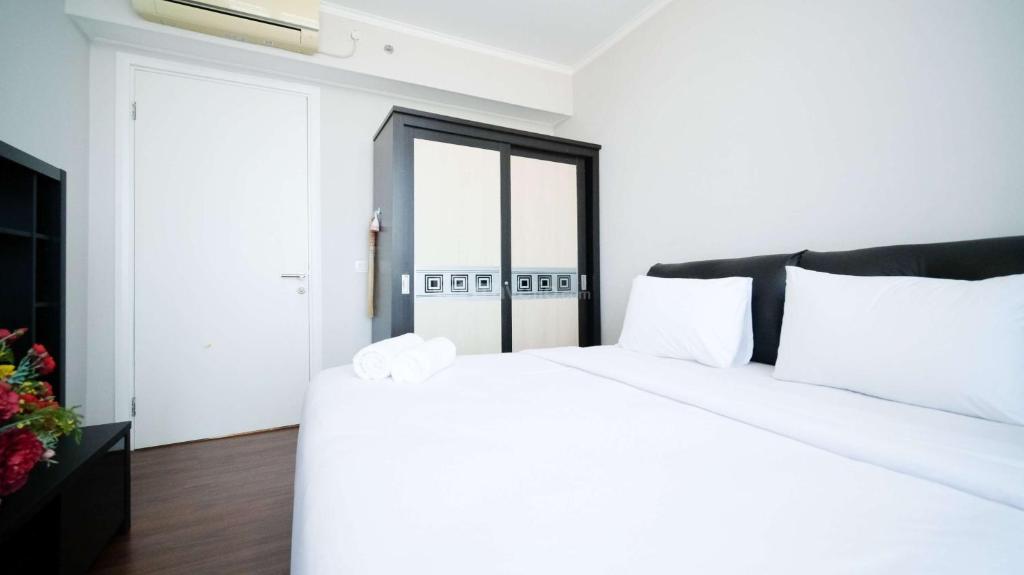 Tempat tidur dalam kamar di Nice and Spacey 1BR at The Via and The Vue Apartment By Travelio