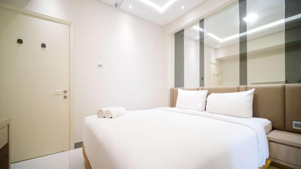 Ένα ή περισσότερα κρεβάτια σε δωμάτιο στο Best Price and Comfortable Living 2BR at Anderson Supermall Mansion Apartment By Travelio