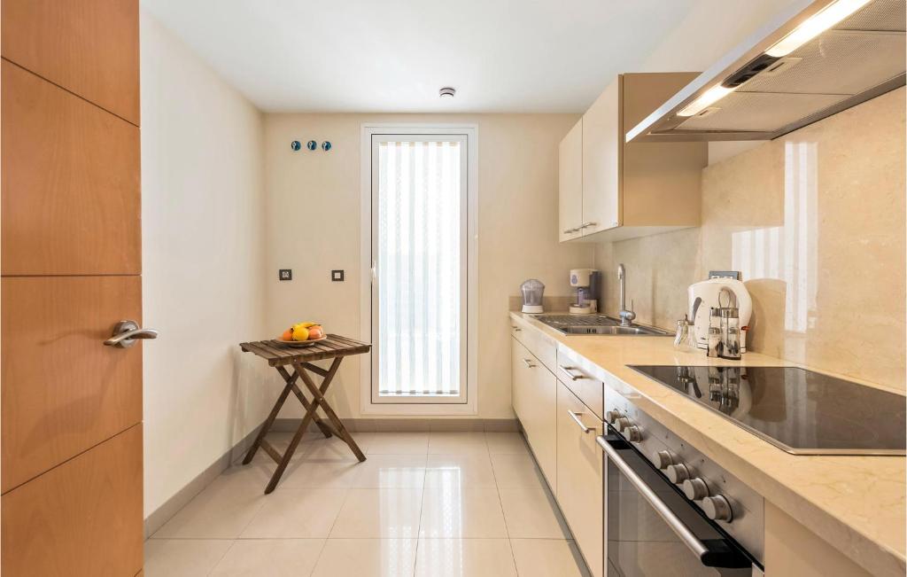 Kuchyň nebo kuchyňský kout v ubytování 2 Bedroom Nice Apartment In Estepona