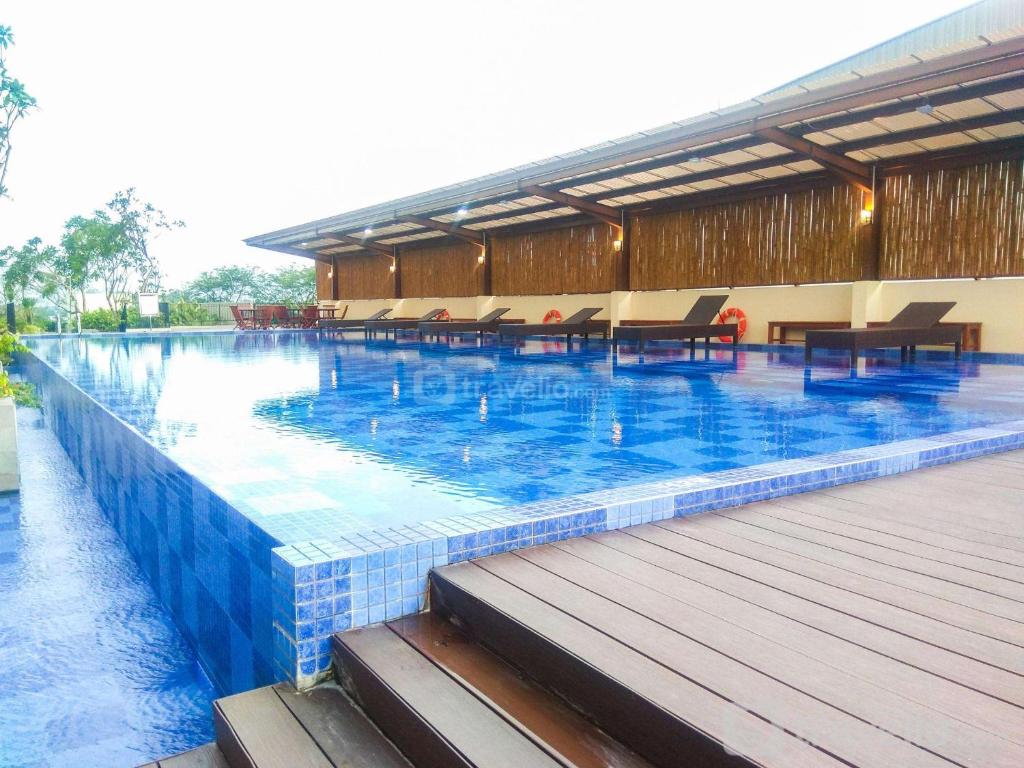 Kolam renang di atau dekat dengan Elegant Studio at Azalea Suites Apartment By Travelio
