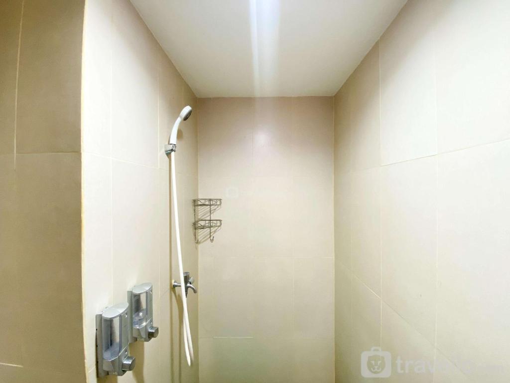 Comfort 1BR at Gateway Park LRT City Bekasi Apartment By Travelio - Apartamento De Una Habitación