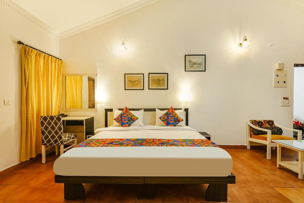 Postel nebo postele na pokoji v ubytování FabHotel Waves Of The Sea Board - Nr Calangute Beach