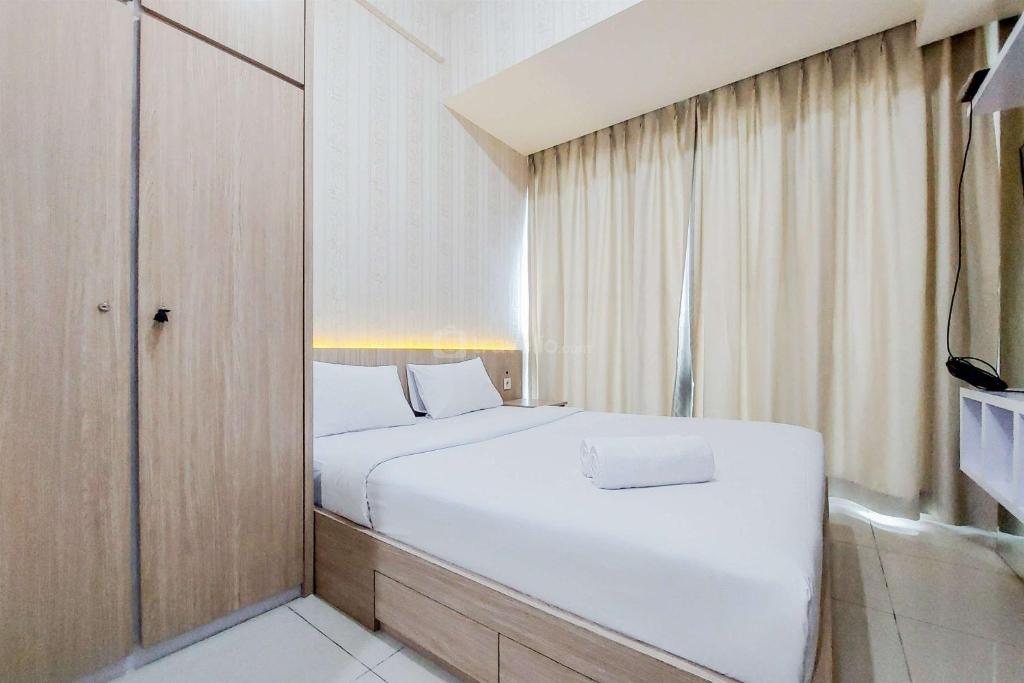 Postel nebo postele na pokoji v ubytování Simply Look and Comfort Studio Tree Park City BSD Apartment By Travelio