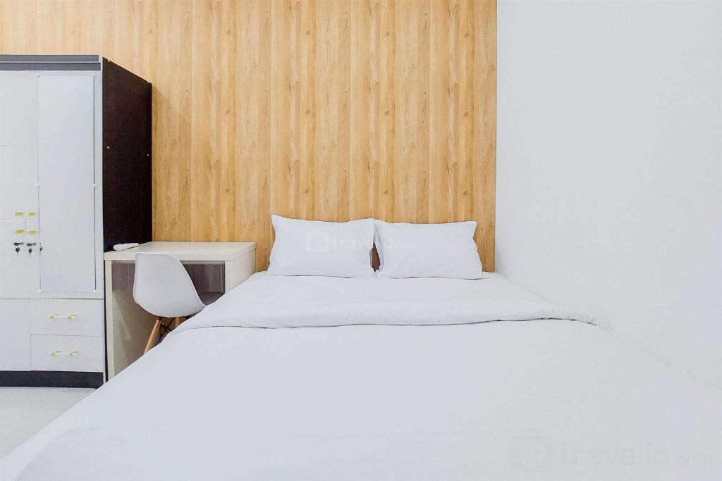 Postel nebo postele na pokoji v ubytování Gorgeous and Homey 2BR Serpong Garden Apartment By Travelio