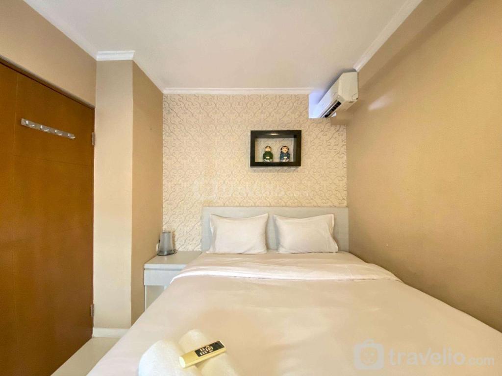 Katil atau katil-katil dalam bilik di Cozy Living 2BR Apartment at Gateway Ahmad Yani Cicadas By Travelio