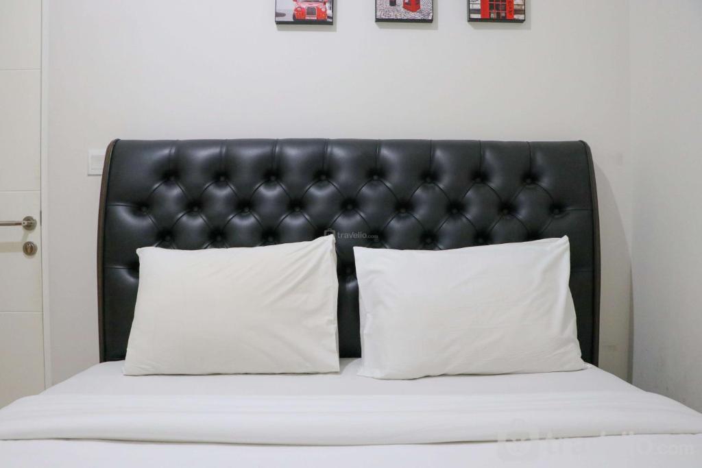 Postel nebo postele na pokoji v ubytování Tranquil Designed and Homey 2BR at Springlake Summarecon Bekasi Apartment By Travelio