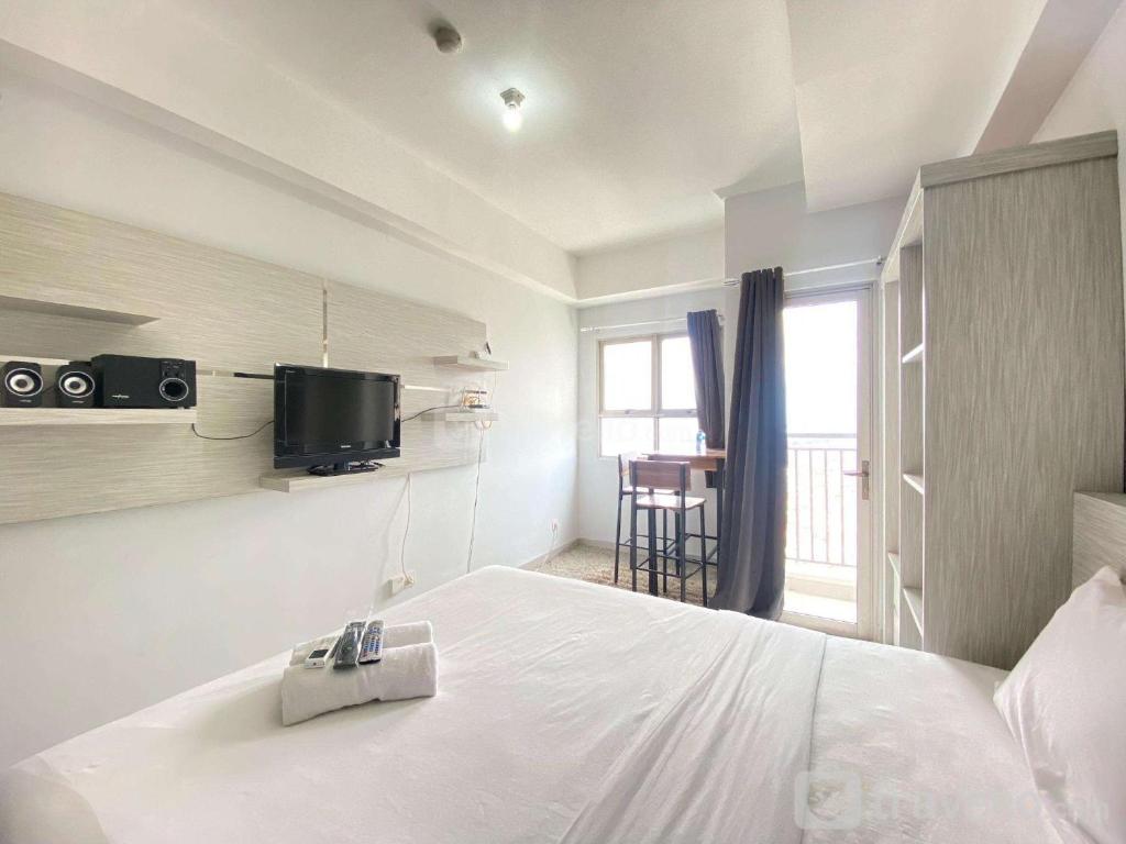 Ένα ή περισσότερα κρεβάτια σε δωμάτιο στο Spacious Studio Room at Mekarwangi Square Cibaduyut Apartment By Travelio