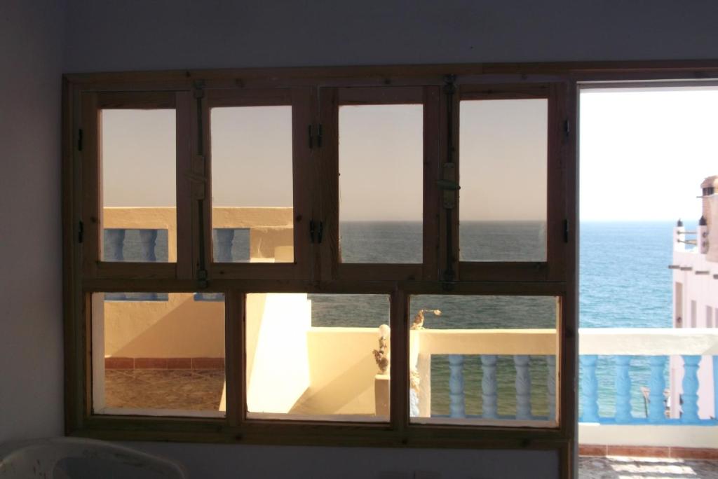 uma janela com vista para o oceano em Laverie du Soleil Surf House em Taghazout