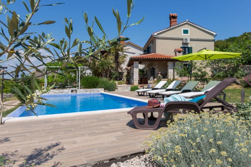 Πισίνα στο ή κοντά στο Istrisches Steinhaus mit großem Garten und Terrasse, in der Nähe von wenig besuchten Stränden