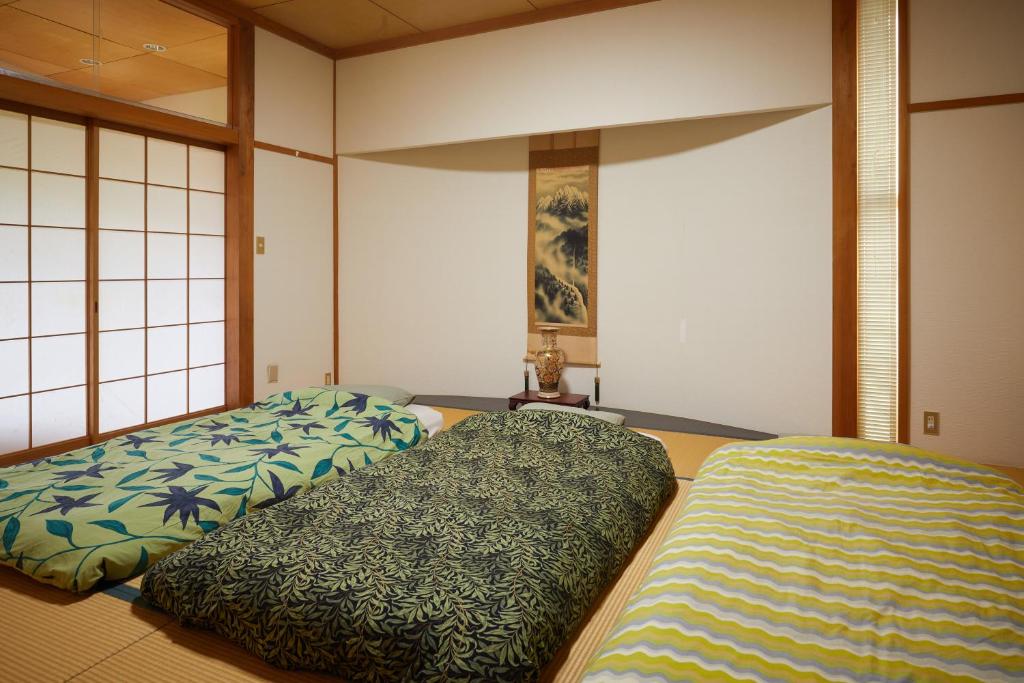 Postel nebo postele na pokoji v ubytování Malama Monstera 6名 BBQ ペット可 ビーチ ゴルフ 芝生の庭 観葉植物 リラックス