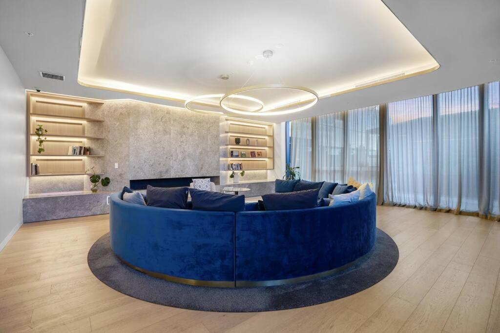 Area soggiorno di Light & lofty Uninterrupted 180 degree View 2B2B1C