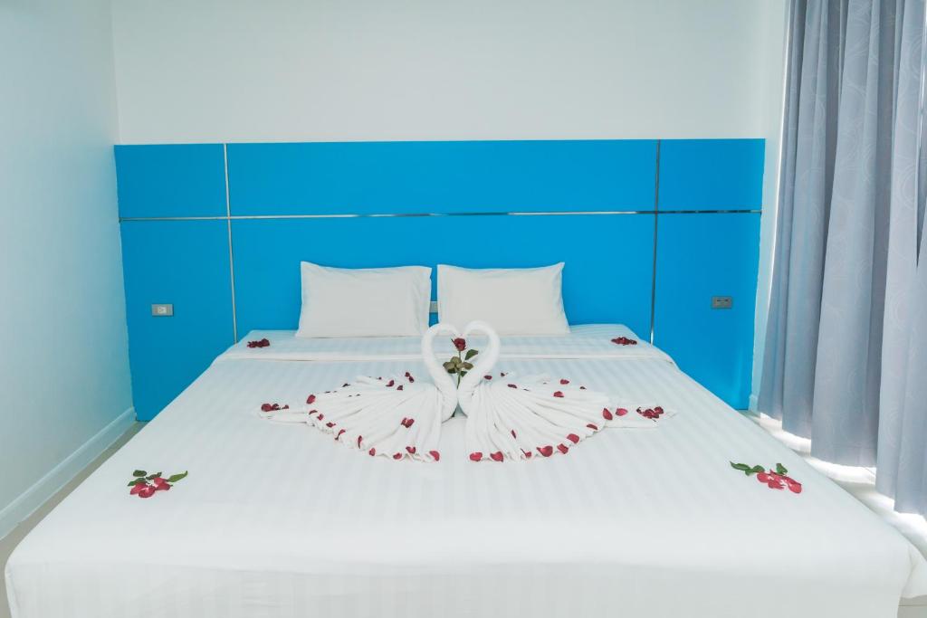 Postel nebo postele na pokoji v ubytování Patong Diamond Hotel