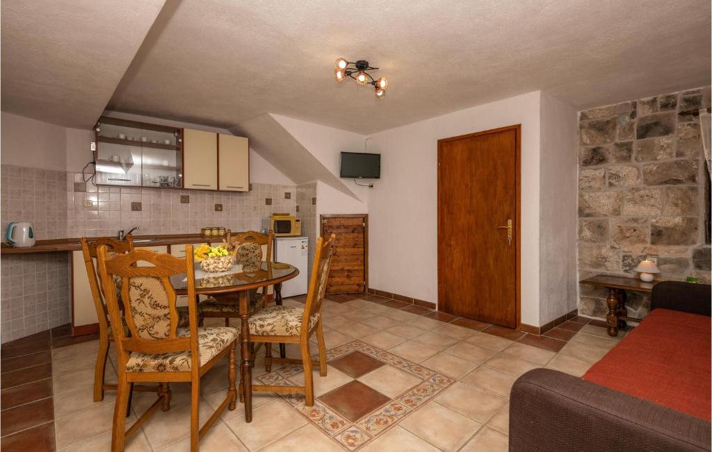 Kuchyňa alebo kuchynka v ubytovaní 2 Bedroom Nice Home In Baska Voda
