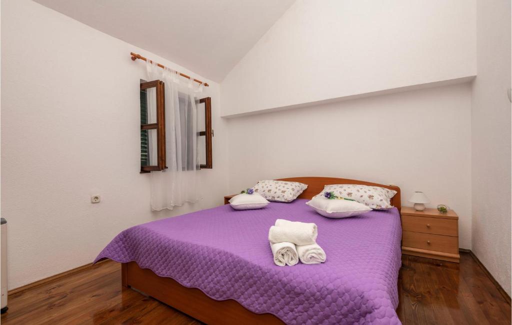 Posteľ alebo postele v izbe v ubytovaní 2 Bedroom Nice Home In Baska Voda