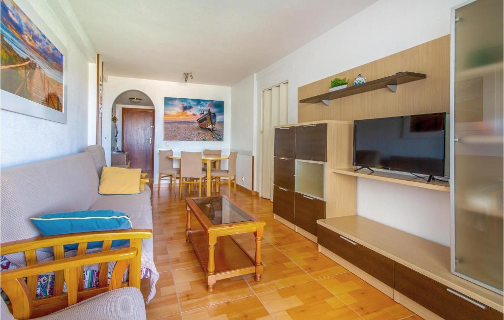 TV a/nebo společenská místnost v ubytování 2 Bedroom Cozy Apartment In Gandia