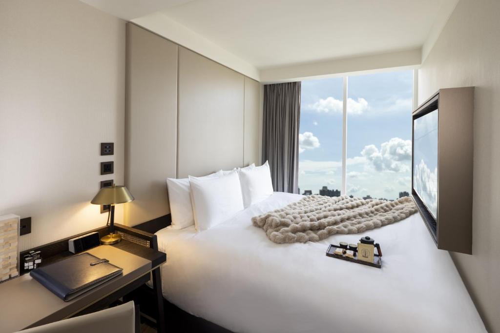 Postel nebo postele na pokoji v ubytování Voyage Kaohsiung By Cosmos Oasis