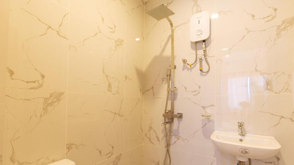Koupelna v ubytování RedDoorz @ LM Apartelle Boracay