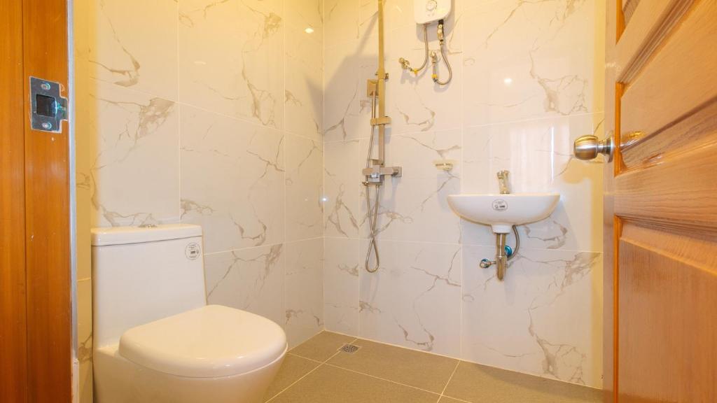 Koupelna v ubytování RedDoorz @ LM Apartelle Boracay