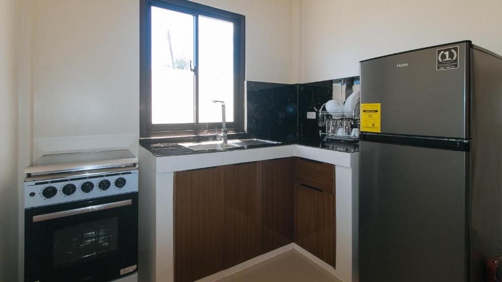 Kuchyň nebo kuchyňský kout v ubytování RedDoorz @ LM Apartelle Boracay