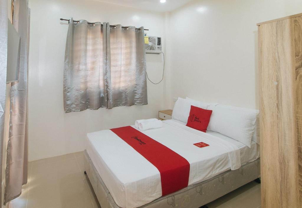 Postel nebo postele na pokoji v ubytování RedDoorz @ LM Apartelle Boracay