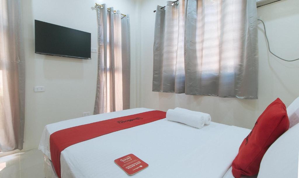 Postel nebo postele na pokoji v ubytování RedDoorz @ LM Apartelle Boracay