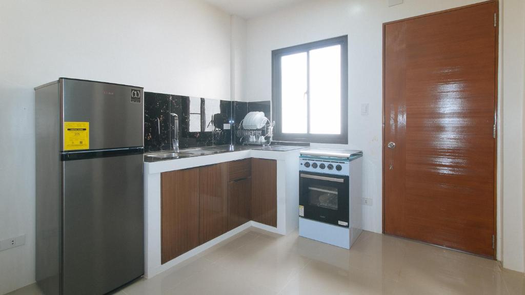 Kuchyň nebo kuchyňský kout v ubytování RedDoorz @ LM Apartelle Boracay