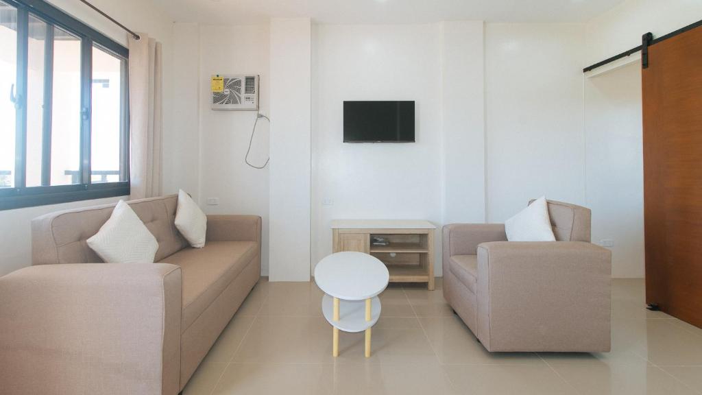 TV a/nebo společenská místnost v ubytování RedDoorz @ LM Apartelle Boracay
