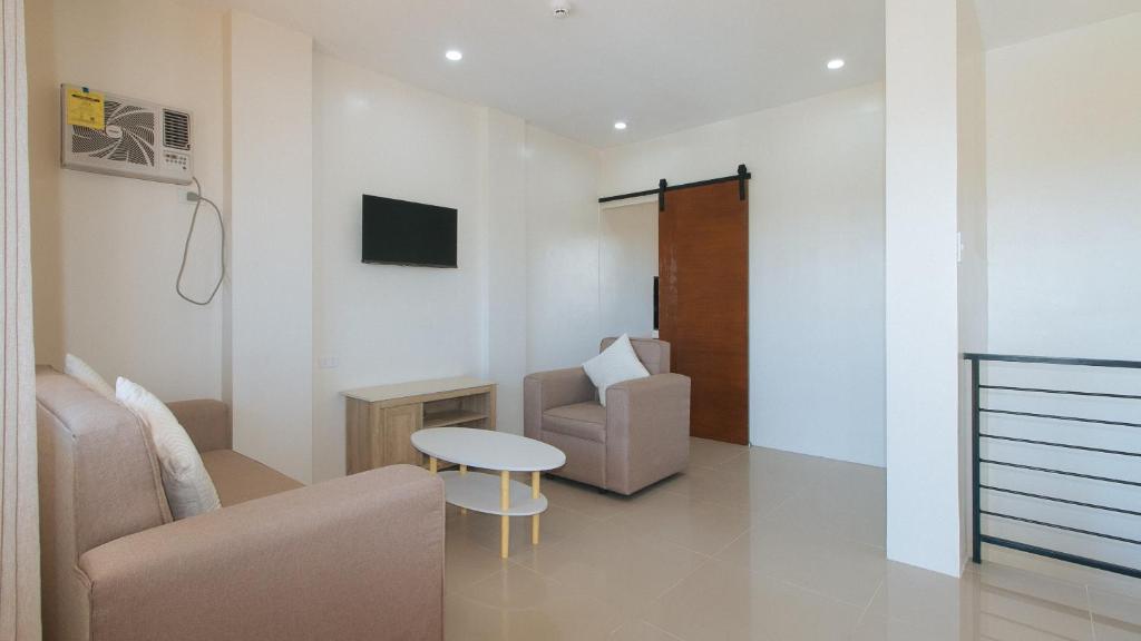 TV a/nebo společenská místnost v ubytování RedDoorz @ LM Apartelle Boracay