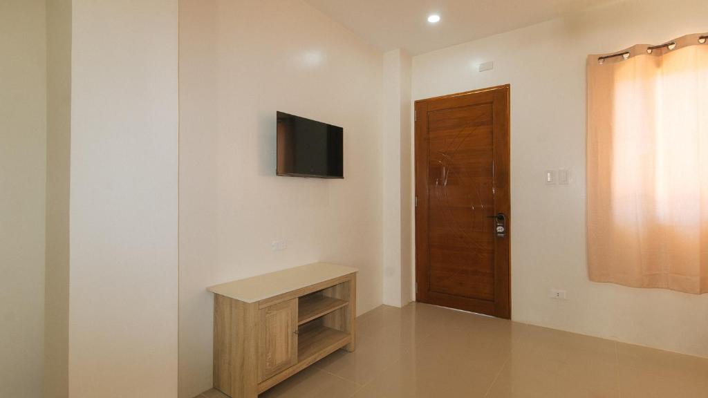 TV a/nebo společenská místnost v ubytování RedDoorz @ LM Apartelle Boracay