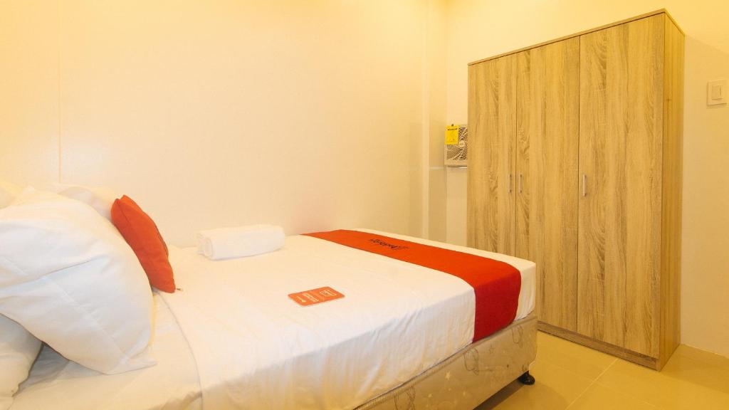 Postel nebo postele na pokoji v ubytování RedDoorz @ LM Apartelle Boracay