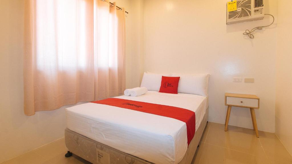 Postel nebo postele na pokoji v ubytování RedDoorz @ LM Apartelle Boracay
