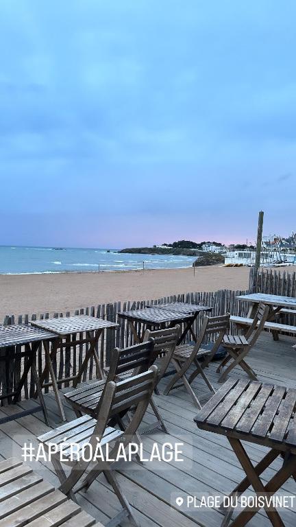 - un groupe de tables de pique-nique et de chaises sur la plage dans l'établissement Oyat, à Saint-Hilaire-de-Riez