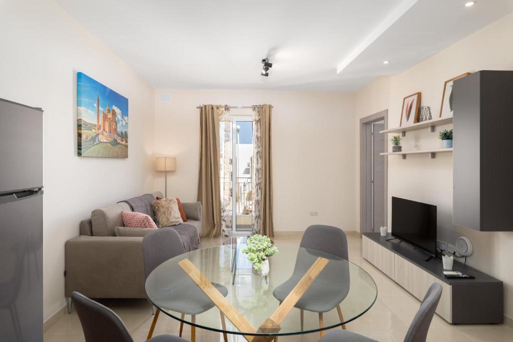 Μια τηλεόραση ή/και κέντρο ψυχαγωγίας στο Edka Suites - Modern Sunlit 2BD Apartments with Balconies - Close to Sliema Promenade, St Julian's & St Georges Bay